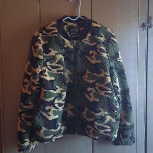 Sanctuary Forest Green & Tan Camouflage Fleece Jacket. Size medium.